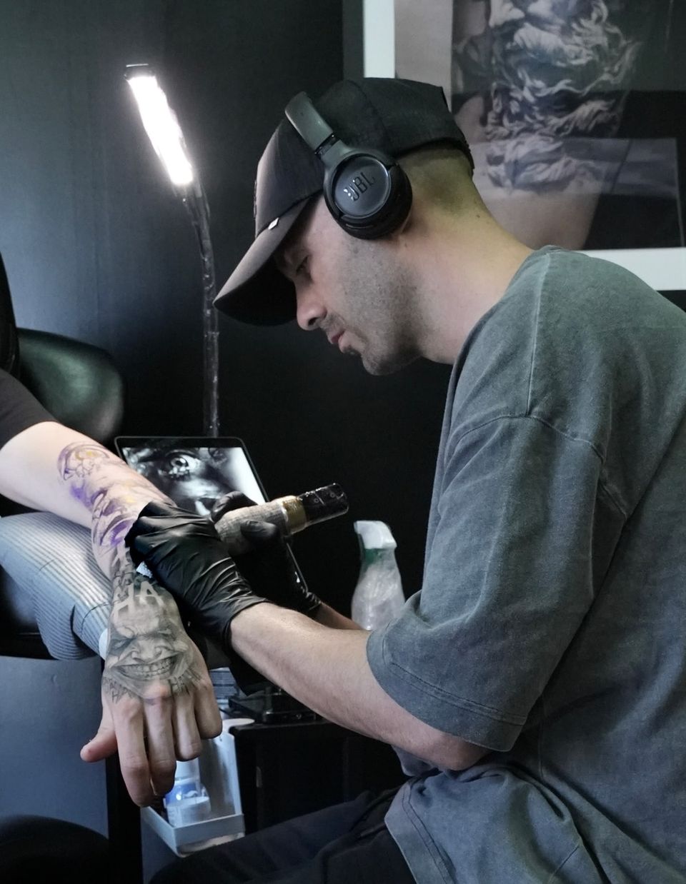 Jose Alvarez tatuando un brazo en Dome Shop Tattoo