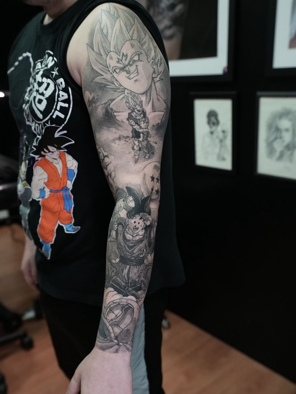 Manga completa de anime en el brazo: Vegeta, Goku y escenas de Dragon Ball en negro y grises