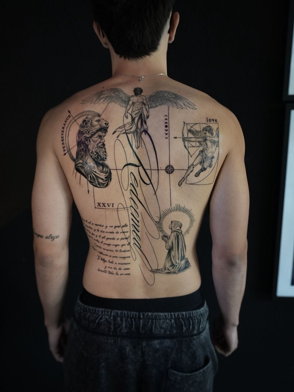 Espalda completa conceptual en línea fina: busto de Hércules con piel de león, un ángel, Cupido con su arco dentro de una espiral áurea y una figura rezando, unidos por líneas, números romanos y textos manuscritos